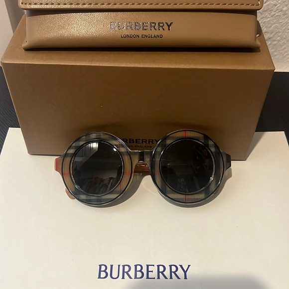 Burberry Round Frame Sunglasses - Picture 3 of 5